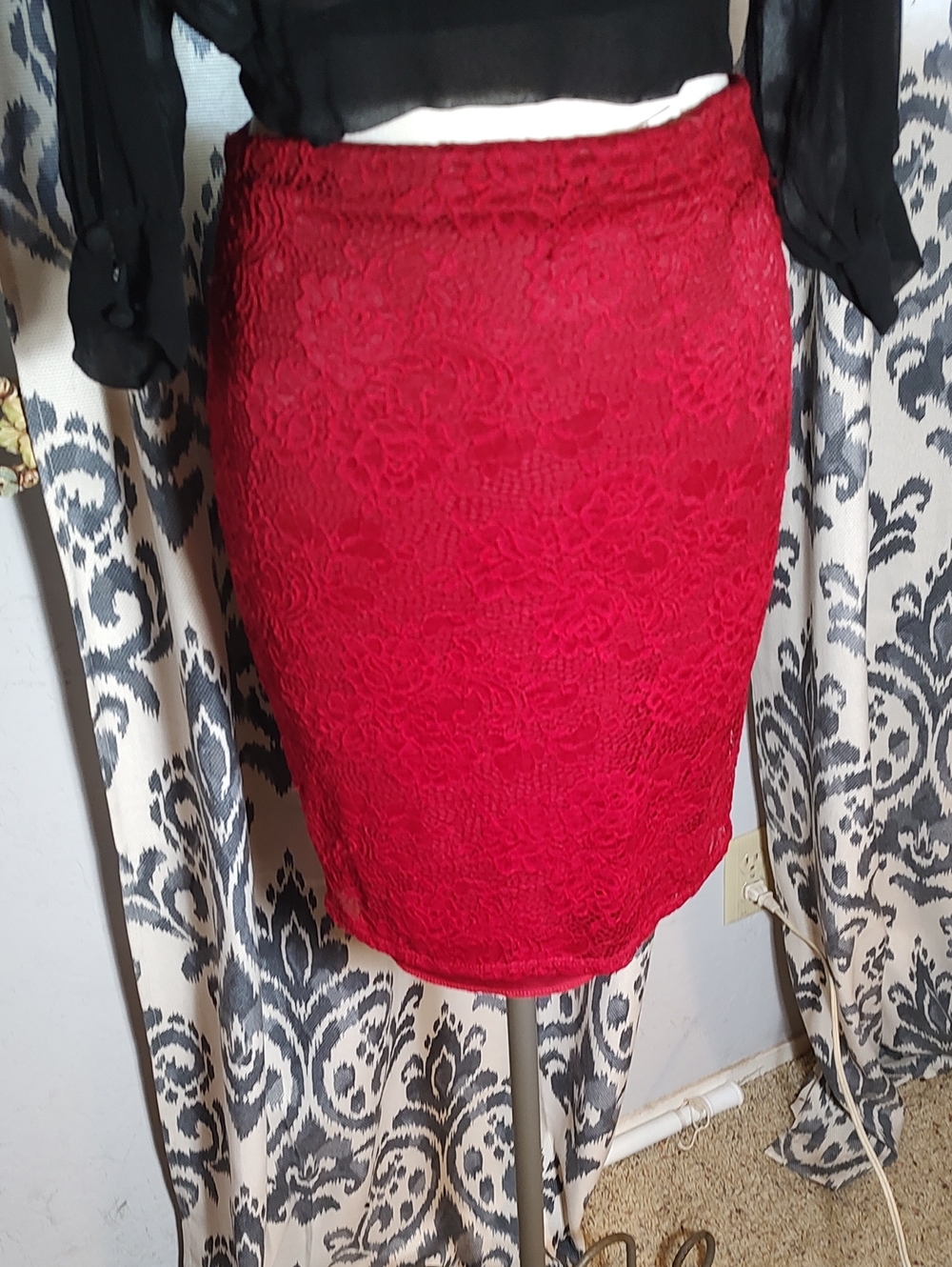 Elegant Red Lace Pencil Skirt